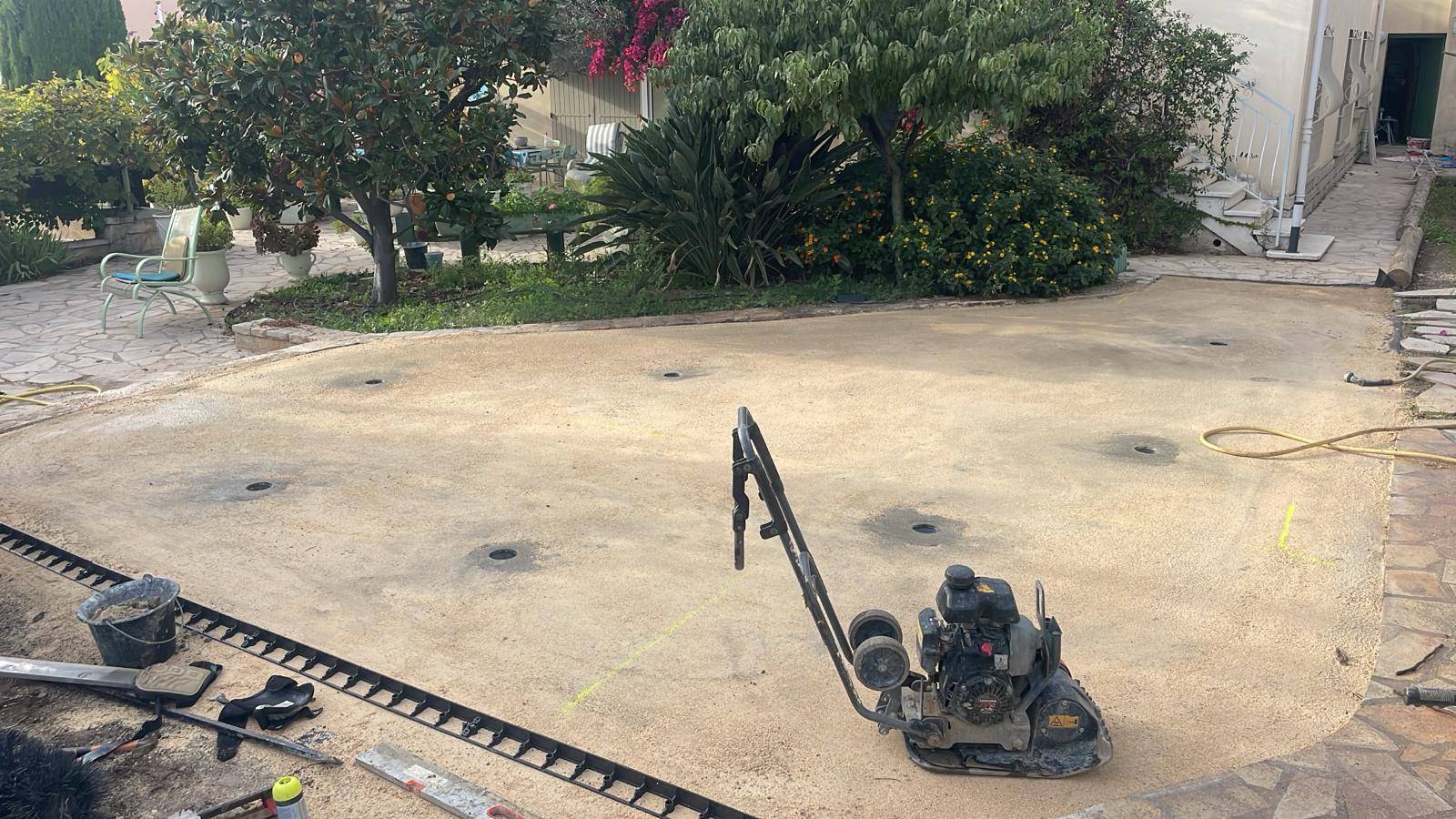 Création d'un terrain de putting green de golf sur 44 m² avec contour en Riviera 35mm à La Garde dans le Var