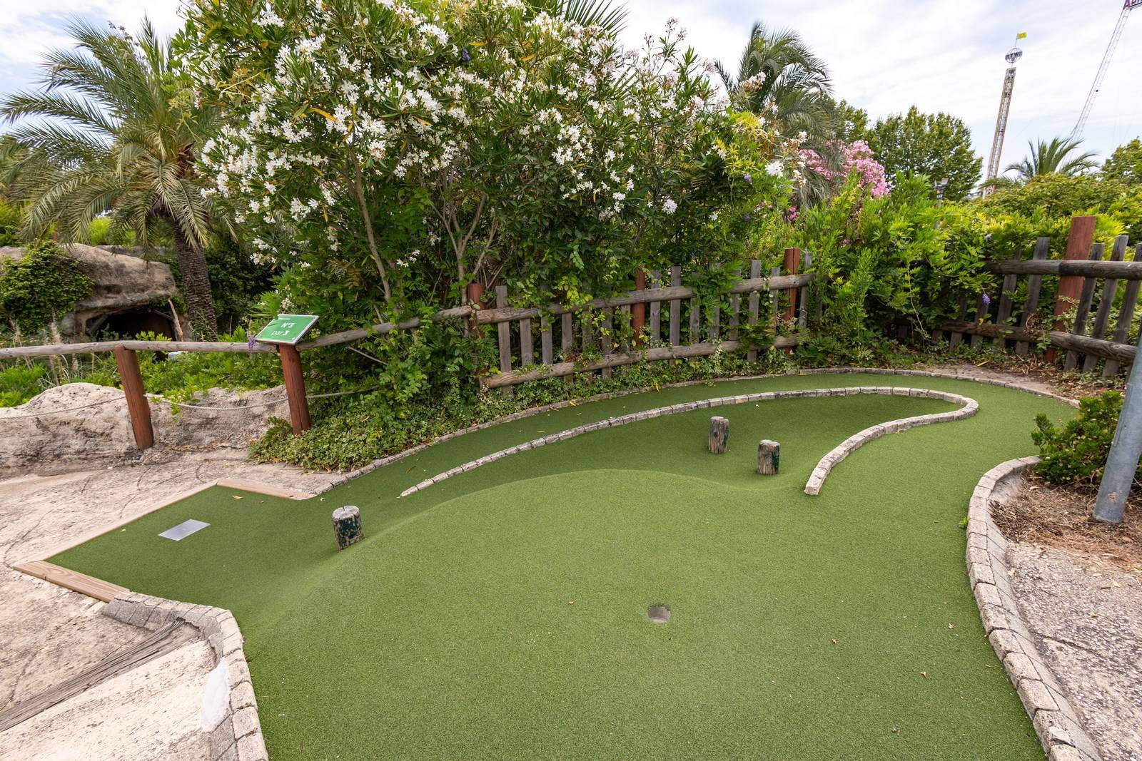 Rénovation réussie pour le mini-golf de 18 trous du Marineland d’Antibes