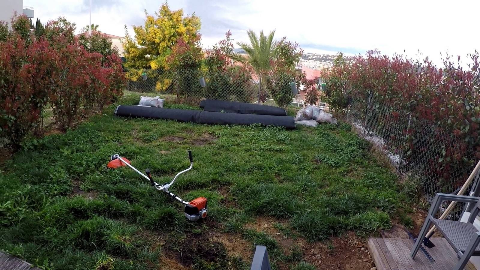 Pose de notre gazon synthétique entrée de gamme EDEN 32mm sur une petite surface à Nice