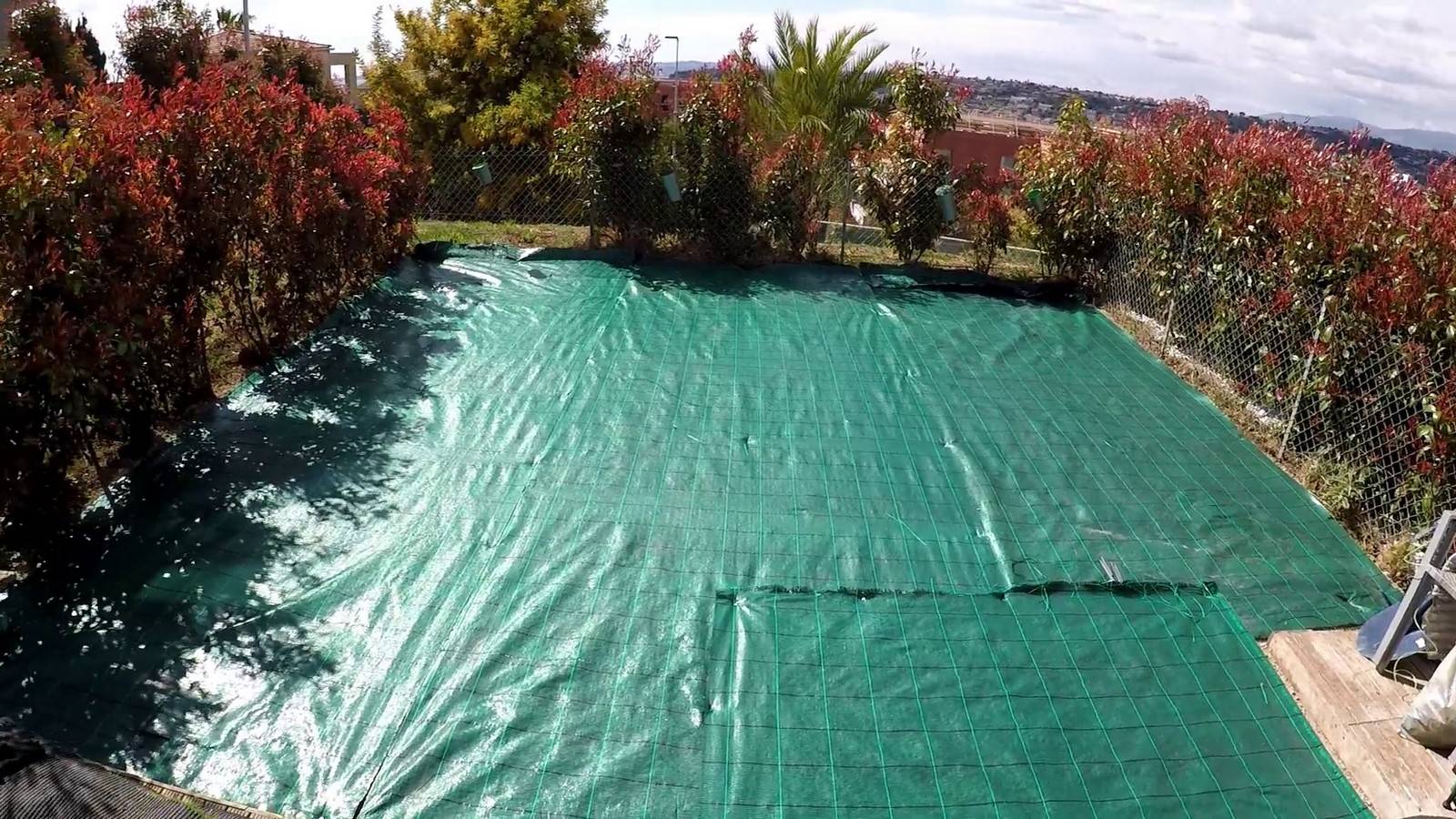 Pose de notre gazon synthétique entrée de gamme EDEN 32mm sur une petite surface à Nice