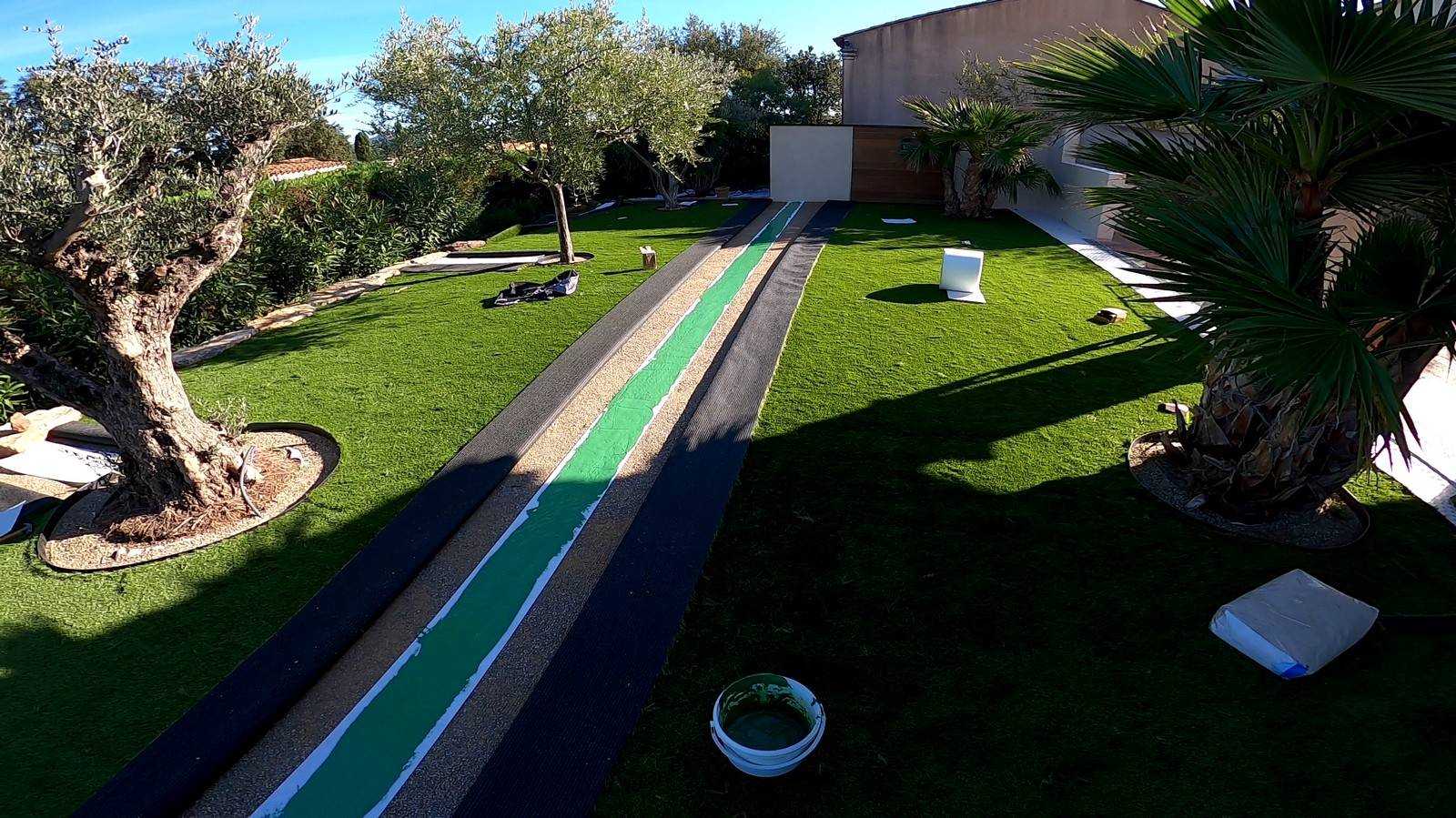 Comment fixer du gazon artificiel sur sol meuble type sable ou terre ?