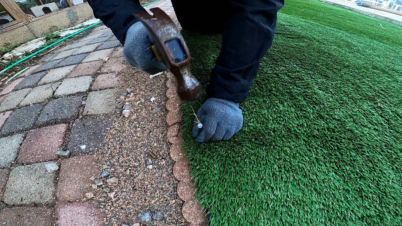 Comment fixer du gazon artificiel sur sol meuble type sable ou terre ?