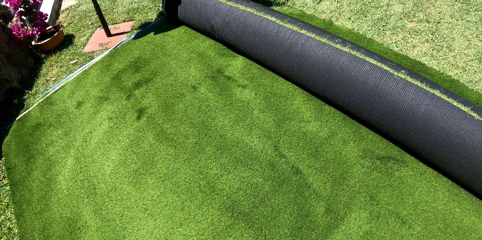 Comment installer une pelouse synthétique en rouleau ? Explications !