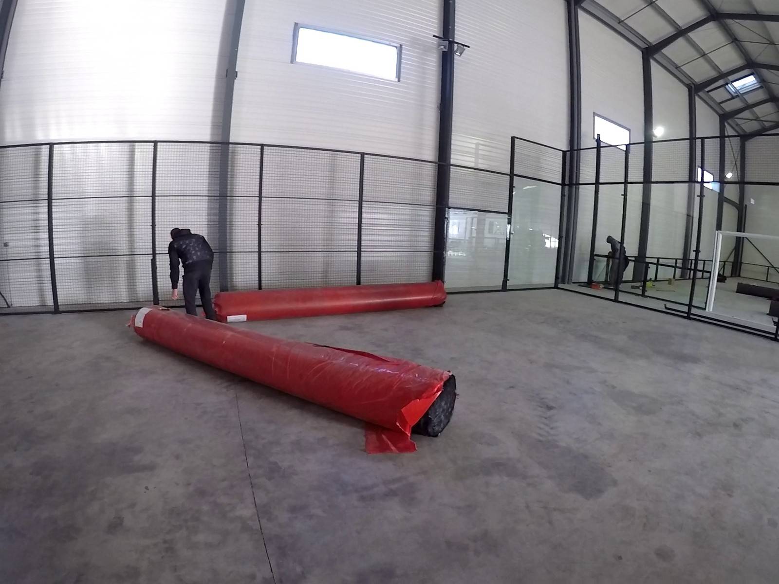 Réalisation d'un terrain de padel en gazon synthétique dans un hangar à Cahors dans le Lot