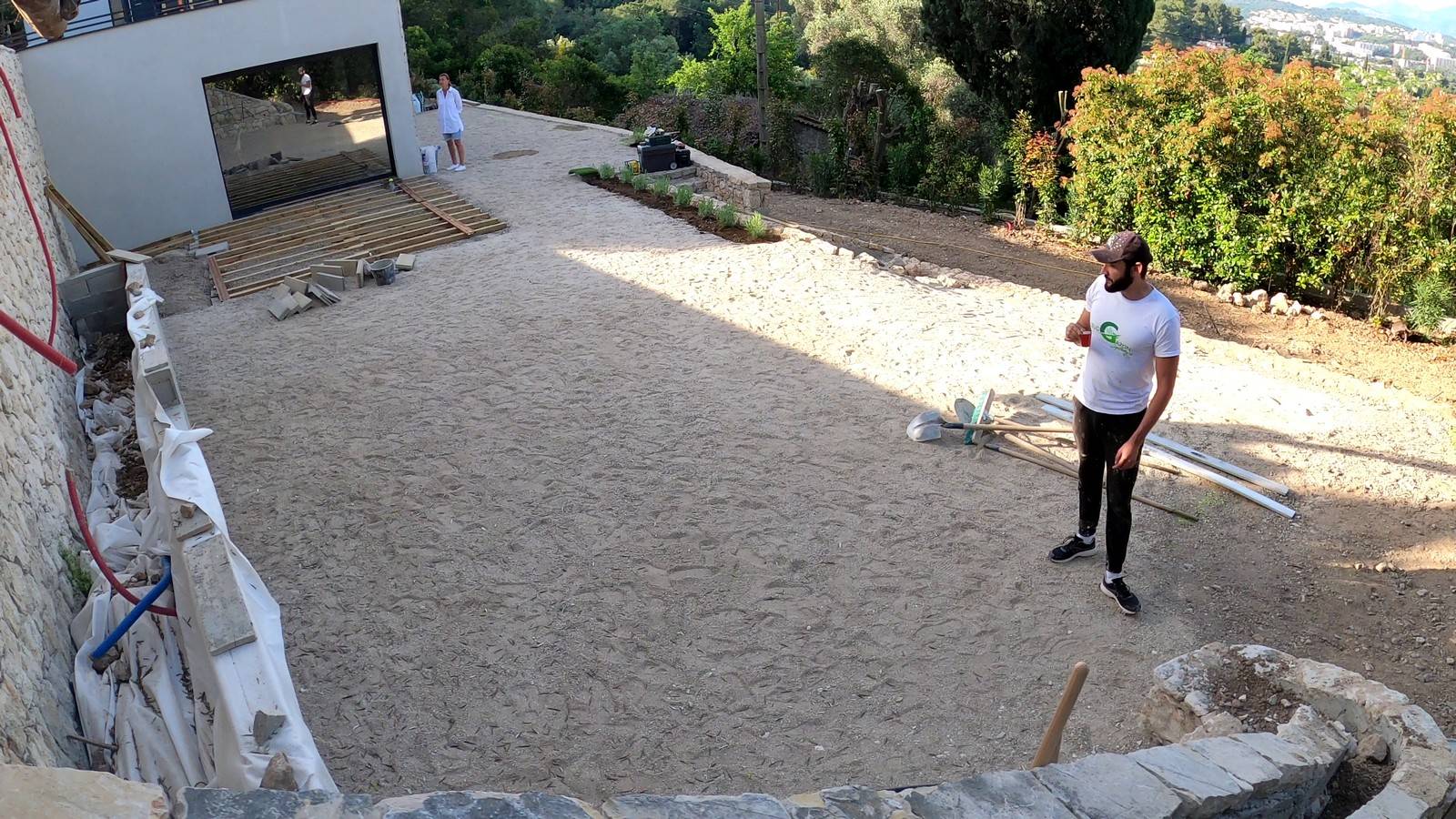 Installation d'un gazon synthétique de qualité supérieure avec de nombreuses découpes autour des margelles à Mougins (06)