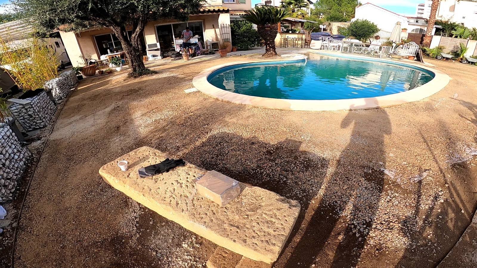Installation de notre gazon synthétique très haut de gamme sur un terrain en friche envahi par les mauvaises herbes dans le 06, au Cannet
