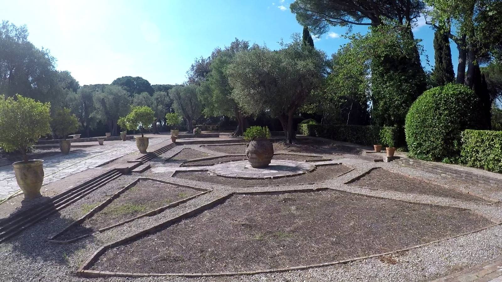 Réalisation d'un jardin géométrique en synthétique avec de nombreuses découpes dans le parc d'une belle propriété du Var