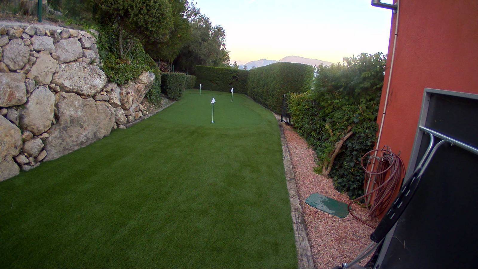 Création d'un putting green d'entrainement sur mesure dans un jardin des Alpes Maritimes, 06