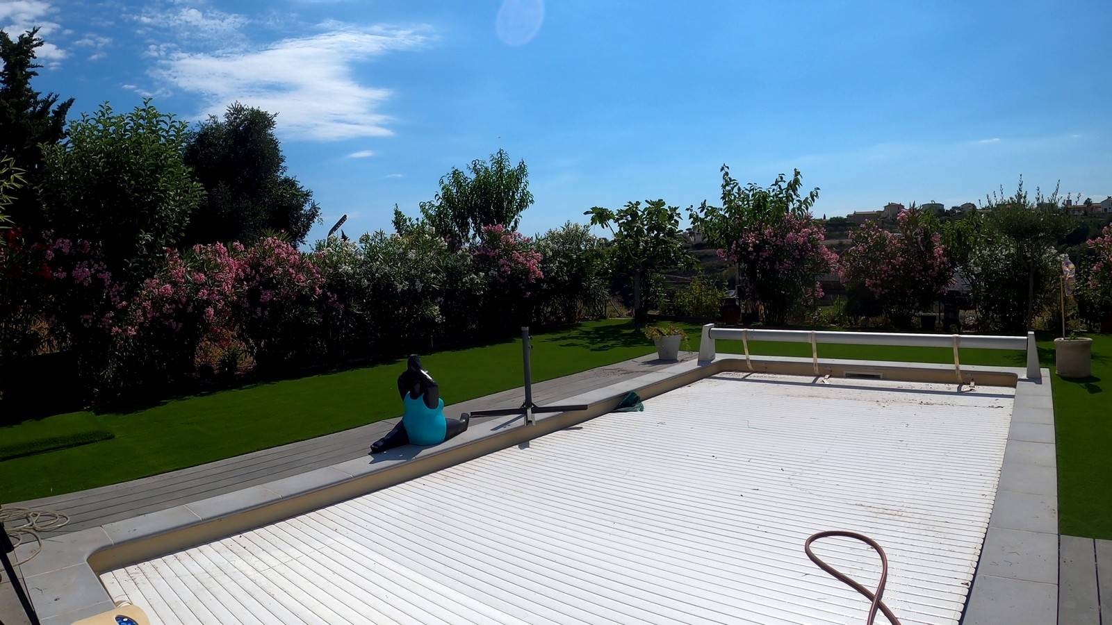 Mise en place d'un gazon artificiel très dense et doux autour d'une piscine sur Nice dans les Alpes Maritimes