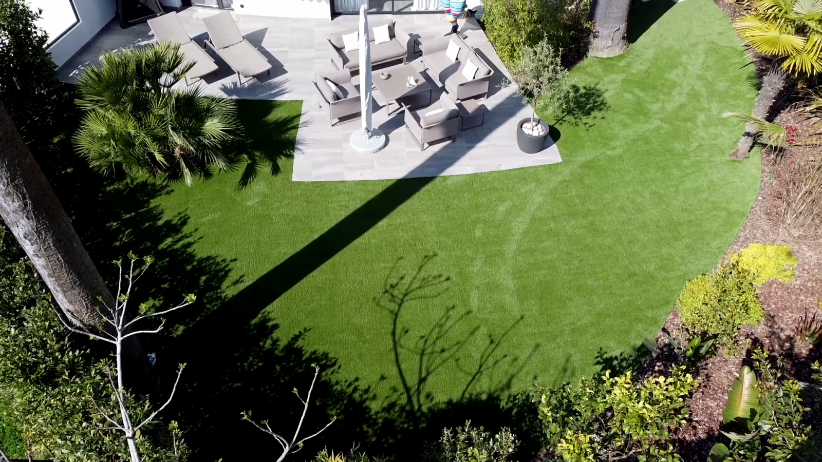 Mise en place de notre gazon artificiel de 45mm de hauteur au rendu naturel dans le jardin d'une villa californienne à Cannes
