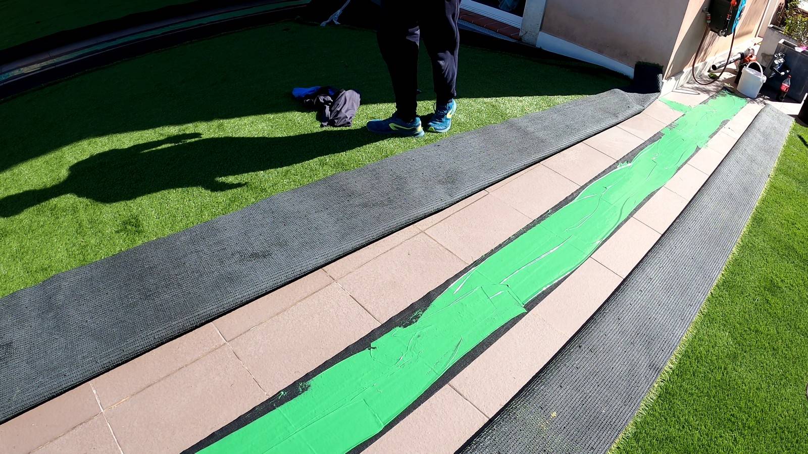 Fixer des lés de gazon synthétique avec de la colle néoprène