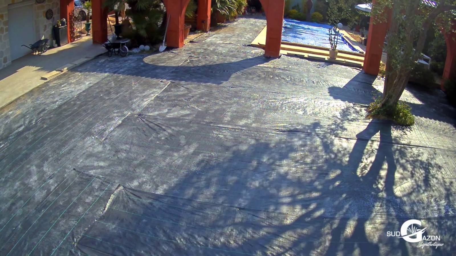 Préparation terrain 270 m² Antibes géotextile avant installation gazon synthétique 45 mm haute résistance