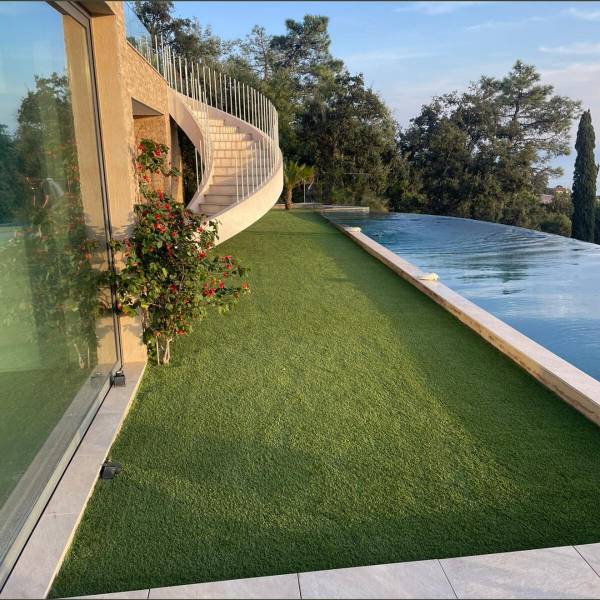 Entreprise de gazon synthétique de qualité proche Saint Raphael Var pour contour de piscine haut de gamme