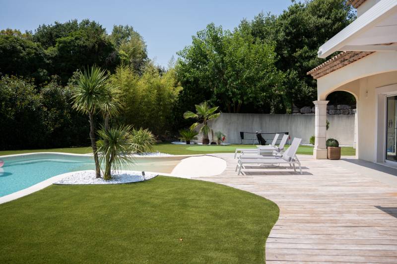 Pose de 465m² de gazon synthétique à Opio (06) en AZUR 40 mm, tour de piscine et aménagement du jardin