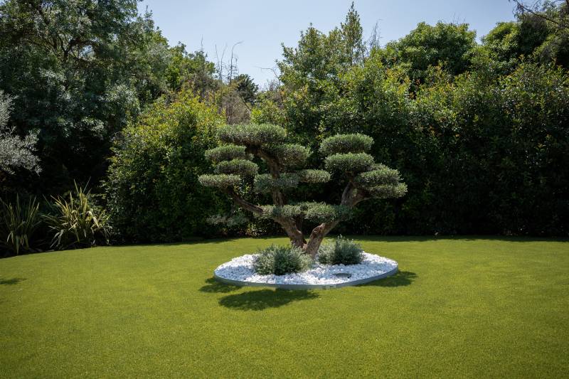 Pose de 465m² de gazon synthétique à Opio (06) en AZUR 40 mm, tour de piscine et aménagement du jardin