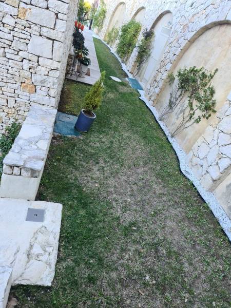 Création sur mesure d'un putting green de 20m² dans un tout petit espace inutilisé d'un jardin