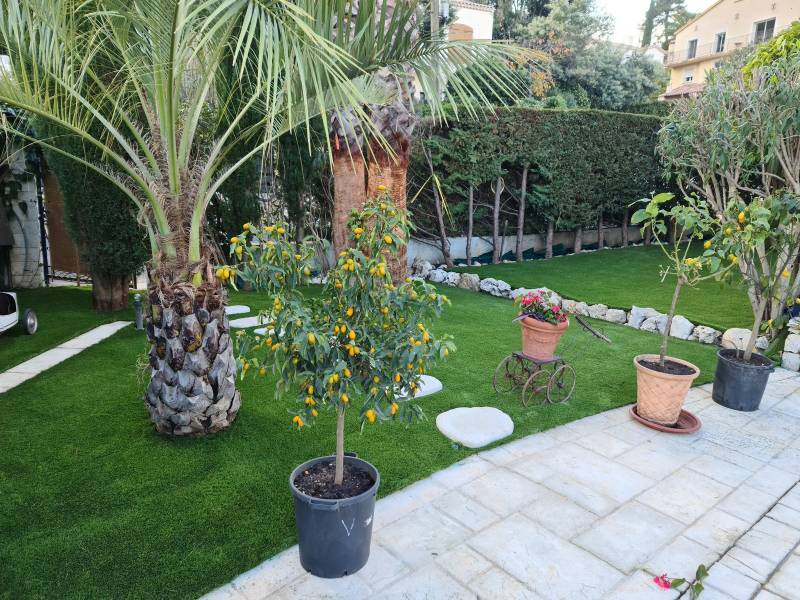 Interview de notre client pour la réalisation de 120m² de gazon synthétique dans son jardin à Mandelieu la Napoule