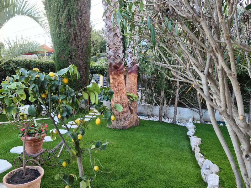 Interview de notre client pour la réalisation de 120m² de gazon synthétique dans son jardin à Mandelieu la Napoule