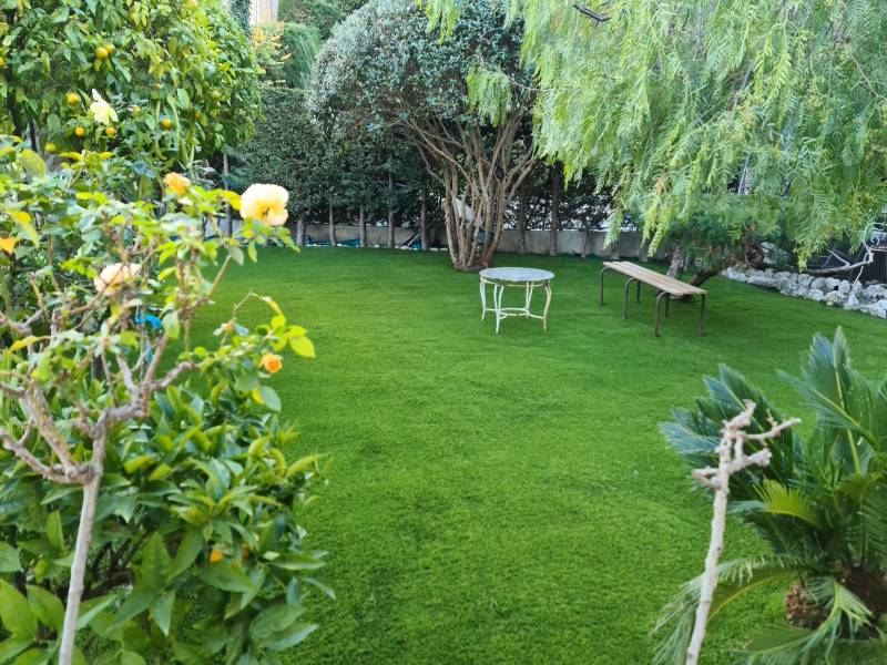 Interview de notre client pour la réalisation de 120m² de gazon synthétique dans son jardin à Mandelieu la Napoule