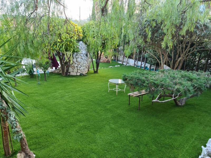 Interview de notre client pour la réalisation de 120m² de gazon synthétique dans son jardin à Mandelieu la Napoule