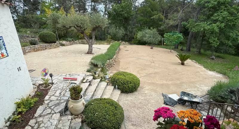 Pose de gazon synthétique AZUR 40mm pour un jardin sur 2 restanques à Lorgues dans le Var