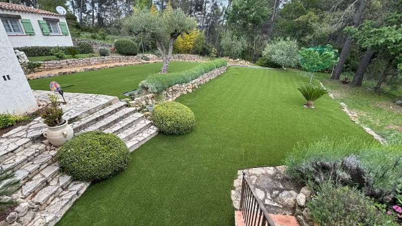 Spécialiste du jardin en gazon synthétique en restanque dans le sud et le Var