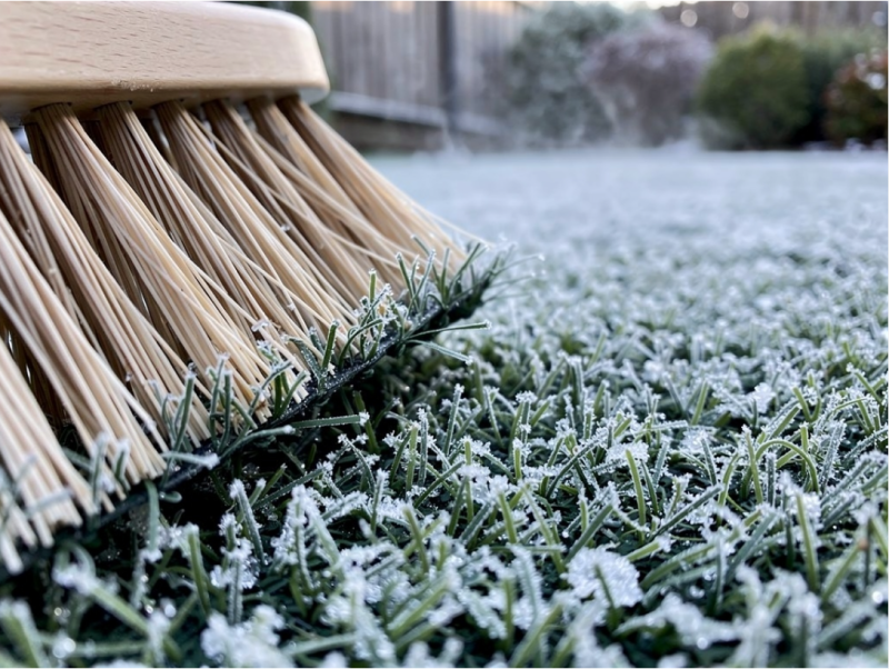 Comment dégeler rapidement votre gazon synthétique en hiver ? Guide pratique 2026