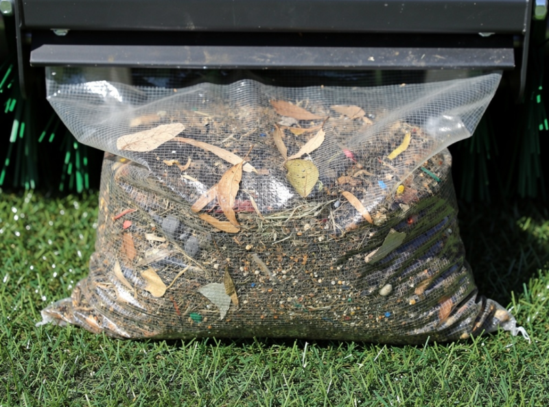 Fonctionnement d'une brosse nettoyante et aspirante : tout savoir sur cet outil d'entretien ultra pratique du gazon synthétique