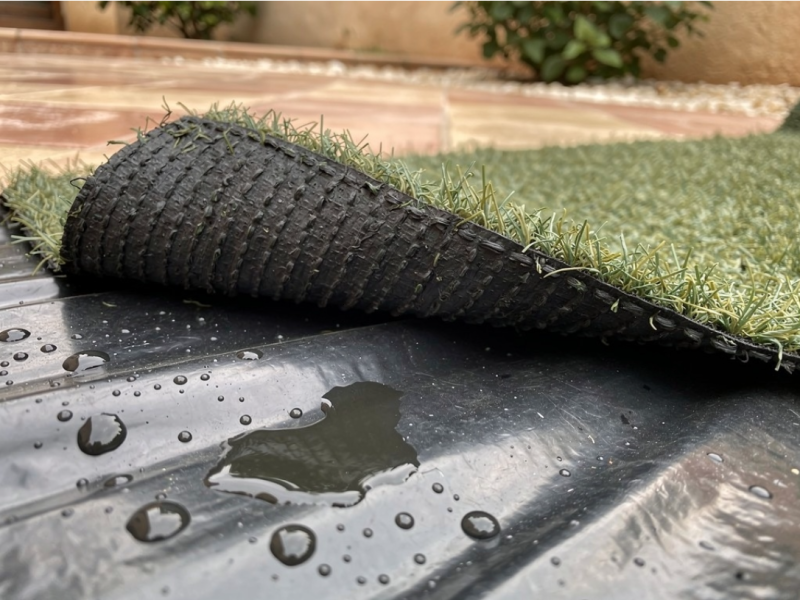 L'erreur à ne pas commettre : film polyane imperméable provoquant la stagnation d'eau sous le gazon synthétique