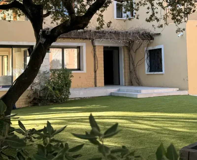 Façade du domaine après pose du gazon synthétique