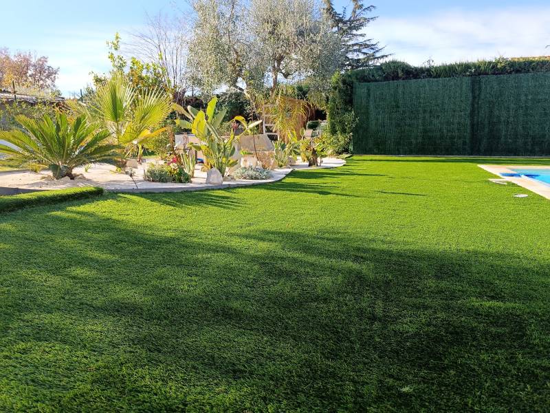 Pose de gazon synthétique sur grand jardin à Nice 06