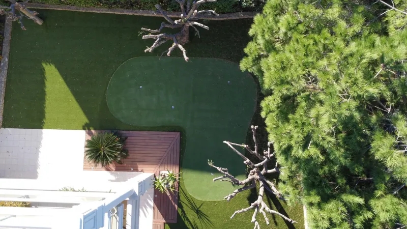 Aménagement d'un jardin à Saint Laurent du Var près de Nice (06) : pose de 223 m² de gazon synthétique LUXE 45 mm haut de gamme avec putting green intégré