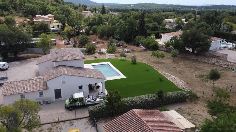 Installation de 400m² de pelouse artificielle très résistante autour d'une piscine à Saint Cezaire sur Siagne dans l'arrière-pays de Grasse