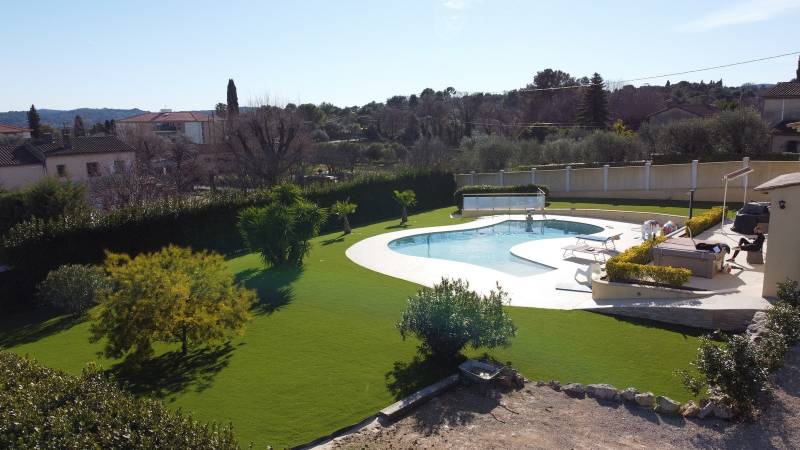 Installation de 600m² de gazon synthétique haut de gamme sur un grand terrain à Grasse, dans le 06