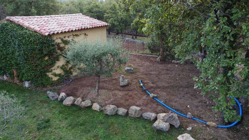 Remise à niveau puis installation d'un gazon artificiel 40mm dans un jardin à Saint Cézaire sur Siagne (06)