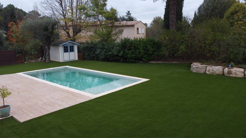 Mise en place d'un tour de piscine en pelouse artificielle haute, naturelle et dense à côté de Grasse, à Roquefort les Pins
