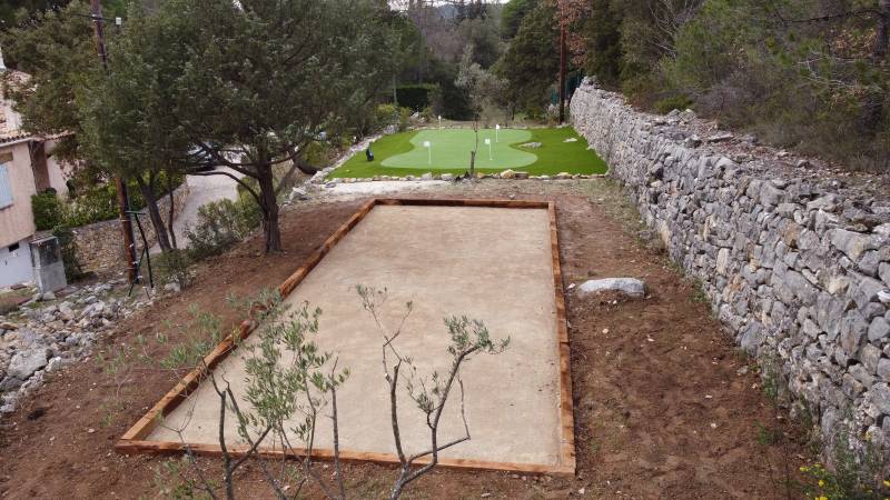 Réalisation d'un putting green synthétique avec bunker et d'un terrain de pétanque vers Draguignan dans le Var