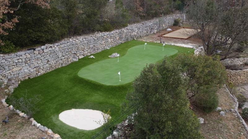 Réalisation d'un putting green synthétique avec bunker et d'un terrain de pétanque vers Draguignan dans le Var