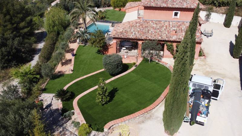 Entrevue varoise avec un client de Draguignan ravi d’avoir choisi notre gazon synthétique. Fini le gaspillage d’eau et les engrais, il est passé au gazon vert toute l’année sans entretien !