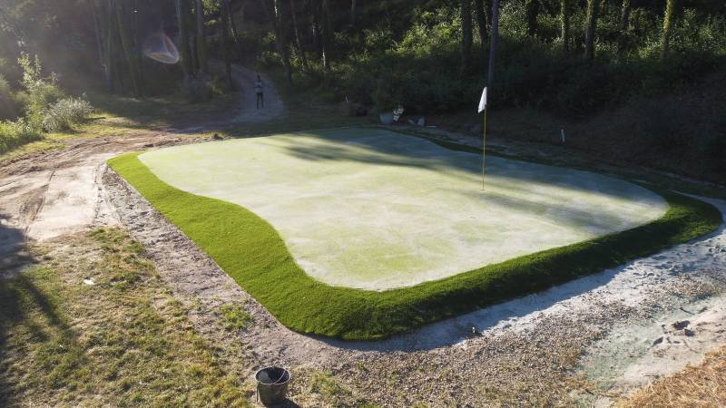 création de putting green pour hôtel dans le 04
