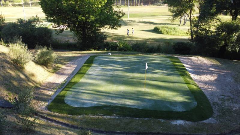 Création de 5 putting greens de golf synthétiques pour le Domaine Ribiera à Forcalquier (04), hôtel spa et golf