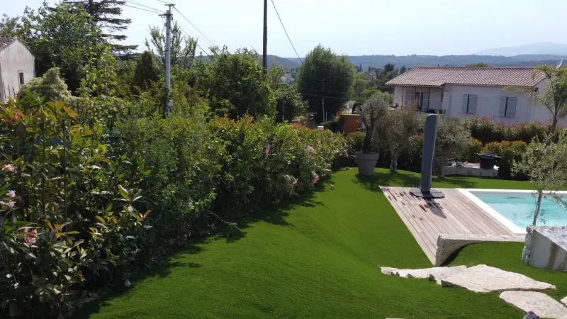 Pose d'une pelouse synthétique sur un terrain en pente à Saint Paul de Vence, sur 300m2 de BRAVO 35 mm