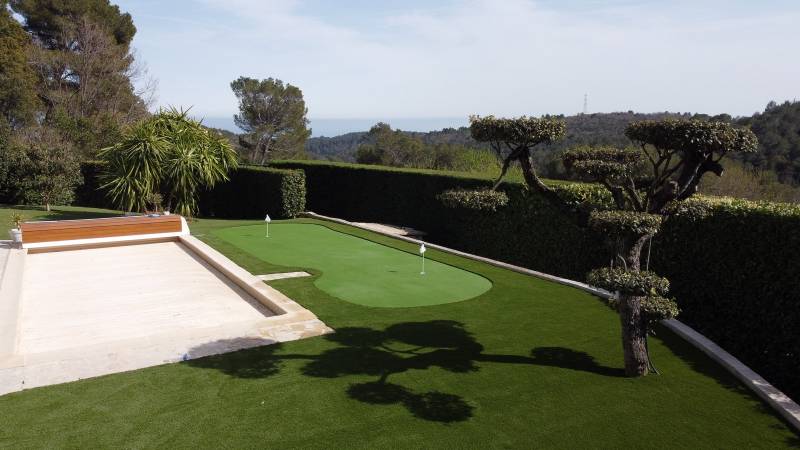 Installation d'un putting green de golf de 55 m² près d'une piscine à Valbonne, puis du jardin en gazon artificiel