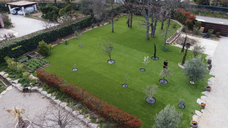 Vue aérienne finale gazon synthétique AZUR 40 mm 550 m² Saint-Cézaire avec arbres préservés