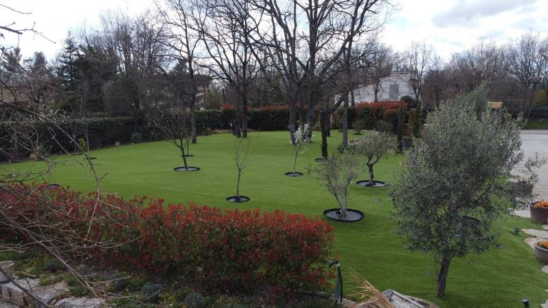 Mise en place de 550m² de gazon AZUR 40mm à St Cézaire, proche de Mougins avec conservation des arbres