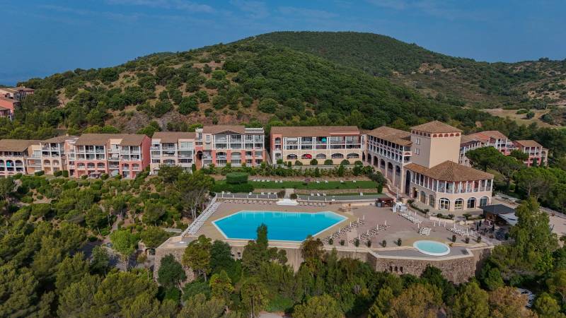 Pose de 350 m² de gazon synthétique Riviera 35 mm pour un village vacances au Cap Esterel à Saint-Raphaël (83), aménagement des abords de piscine