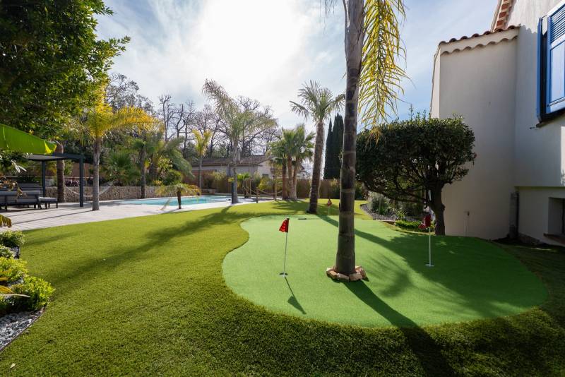 Création du putting green sur mesure en gazon synthétique sport - fréjus 83