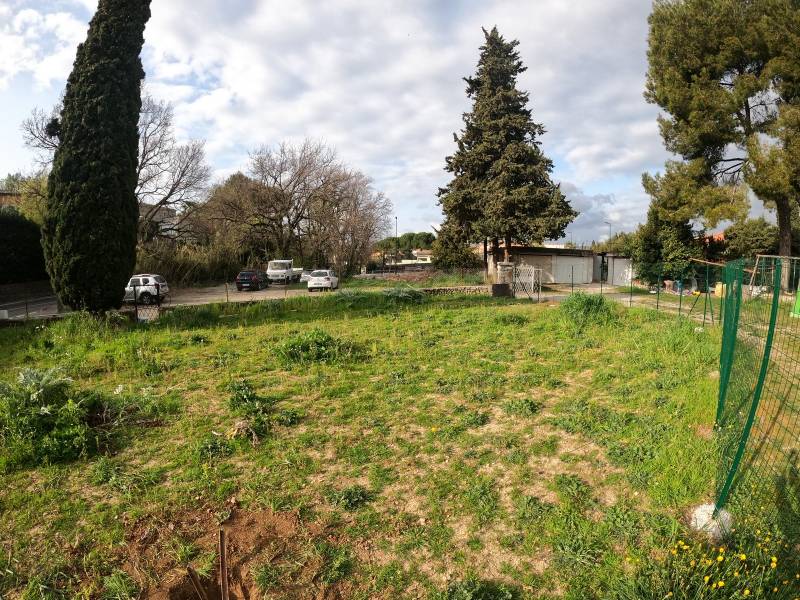 Création d'un terrain de jeu pour enfants en gazon synthétique chez un particulier à Mougins près de Cannes