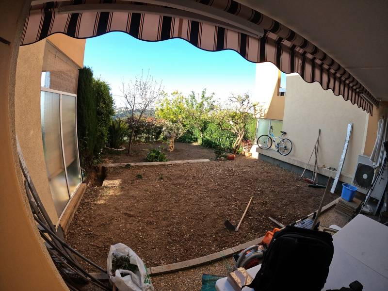 Aménagement d'un rez-de-jardin avec pelouse synthétique à Nice
