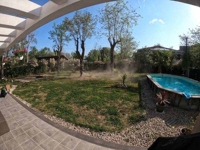 Réalisation d'un grand jardin en gazon synthétique